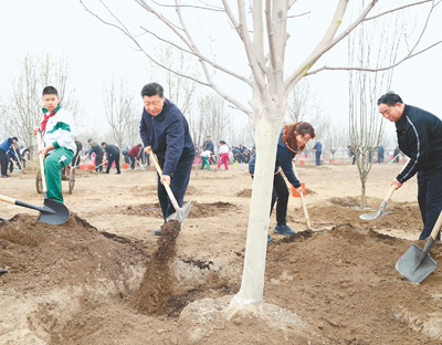 習近平在參加首都義務植樹活動時強調 像對待生命一樣對待生態環境 讓祖國大地不斷綠起來美起來 李克強栗戰書汪洋王滬寧趙樂際韓正王岐山參加