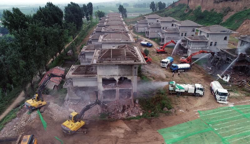 西安秦嶺北麓集中拆違行動(dòng)“打響頭炮” 14棟違建別墅昨拆除 連夜清除垃圾復(fù)耕復(fù)綠