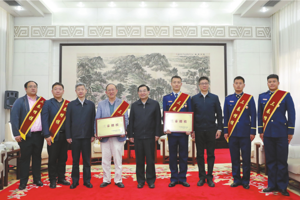 胡和平會(huì)見陜西省第五批“三秦楷模”