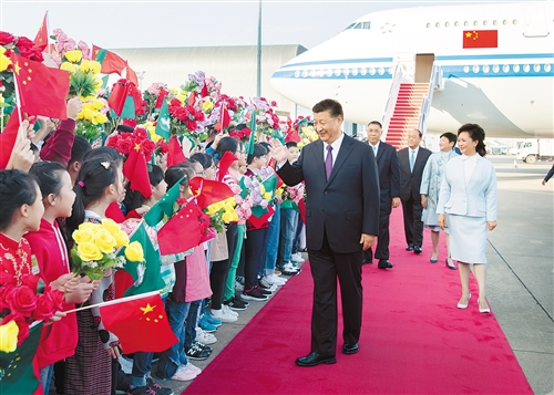 出席慶祝澳門回歸祖國二十周年大會暨澳門特別行政區第五屆政府就職典禮并對澳門進行視察  習近平抵達澳門  澳門特別行政區行政長官崔世安等前往機場迎接 