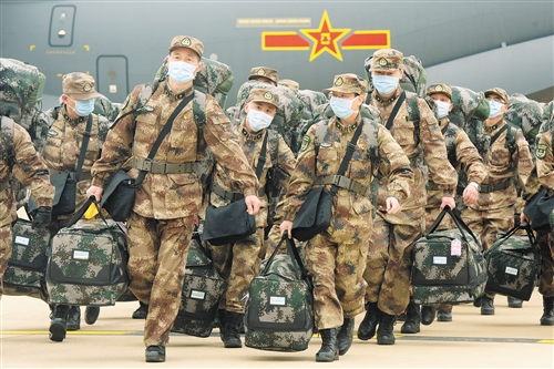 經(jīng)中央軍委主席習(xí)近平批準(zhǔn)  軍隊(duì)增派2600名醫(yī)護(hù)人員支援武漢 