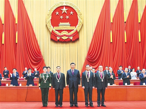 習(xí)近平：在這場同嚴(yán)重疫情的殊死較量中，中國人民和中華民族鑄就了生命至上、舉國同心、舍生忘死、尊重科學(xué)、命運(yùn)與共的偉大抗疫精神 弘揚(yáng)偉大抗疫精神 在新時代新征程上披荊斬棘奮勇前進(jìn)  全國抗擊新冠肺炎疫情表彰大會在京隆重舉行