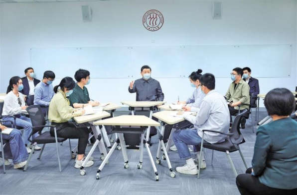 習(xí)近平在中國(guó)人民大學(xué)考察時(shí)強(qiáng)調(diào)  堅(jiān)持黨的領(lǐng)導(dǎo)傳承紅色基因扎根中國(guó)大地  走出一條建設(shè)中國(guó)特色世界一流大學(xué)新路  王滬寧陪同考察