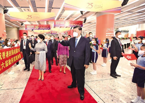 出席慶祝香港回歸祖國25周年大會暨香港特別行政區(qū)第六屆政府就職典禮并對香港進(jìn)行視察 習(xí)近平抵達(dá)香港  香港特別行政區(qū)行政長官林鄭月娥等前往高鐵西九龍站迎接