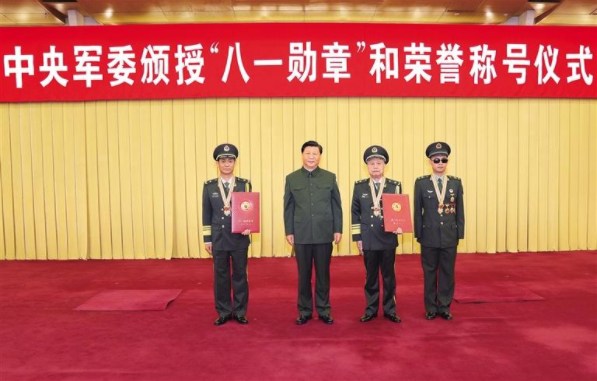 中央軍委舉行頒授“八一勛章”和榮譽(yù)稱號(hào)儀式  習(xí)近平向“八一勛章”獲得者頒授勛章和證書 向獲得榮譽(yù)稱號(hào)的單位頒授榮譽(yù)獎(jiǎng)旗